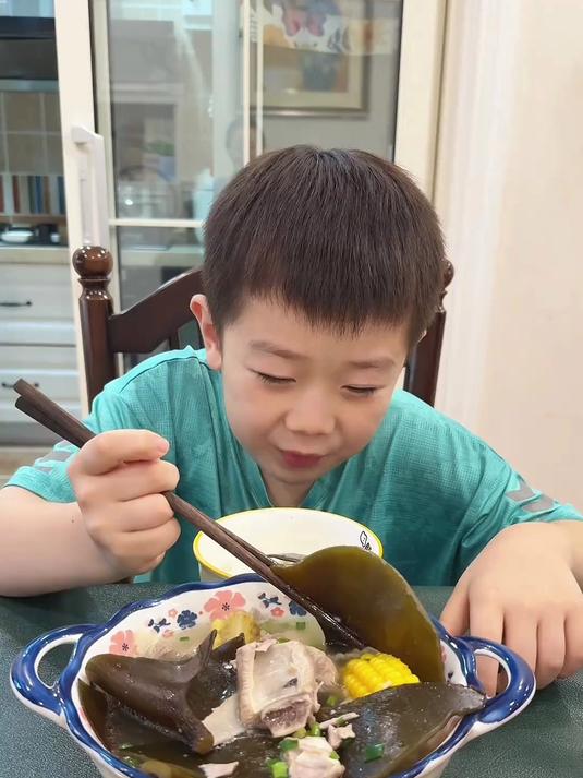秋天孩子吃饭没胃口?快来煲一锅这个海带头排骨汤试试吧!