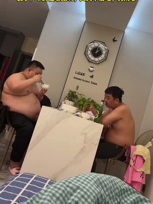 女子晒自己老公，每天大半夜就要吃夜宵喝酒