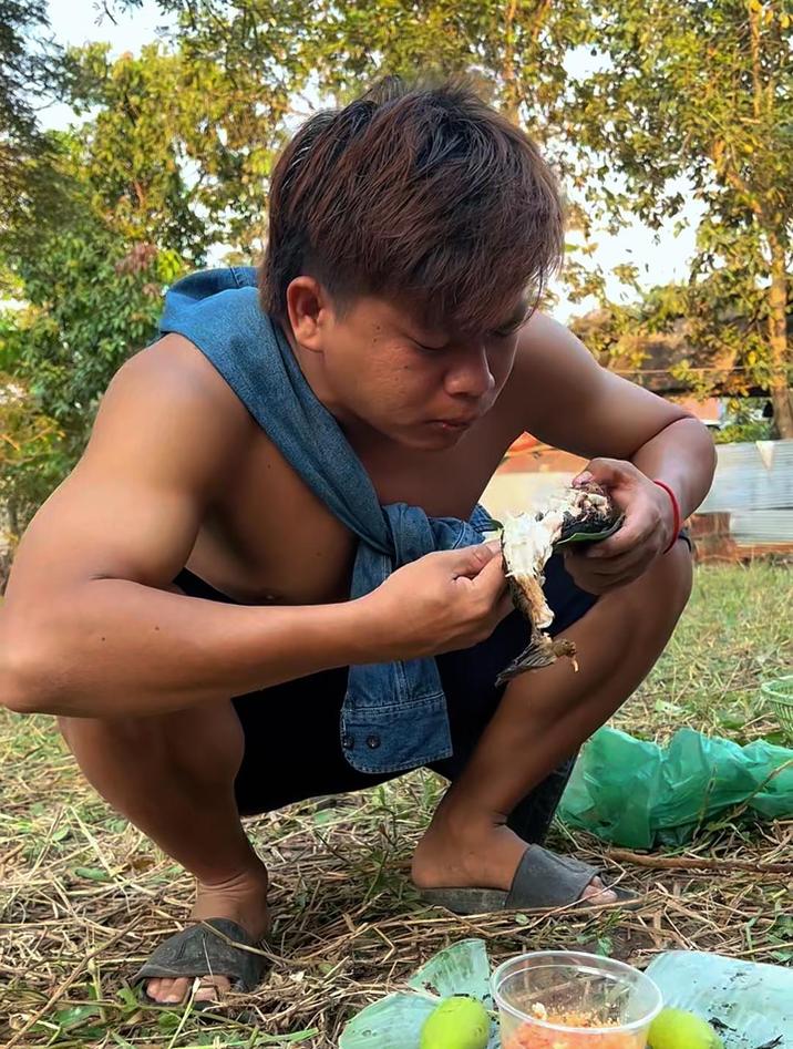 东南亚人吃东西是真的很生猛啊,这才是真正的烤活鱼吧
