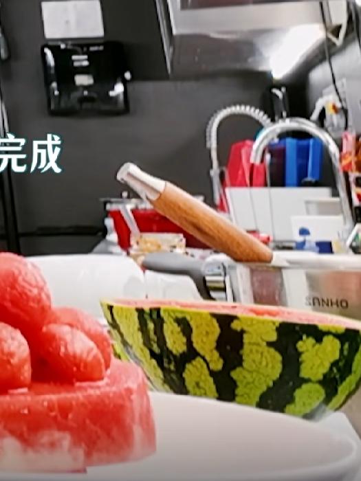 中餐厅大厨用西瓜做蛋糕,为妈妈庆祝生日,简直太用心丨中餐厅8