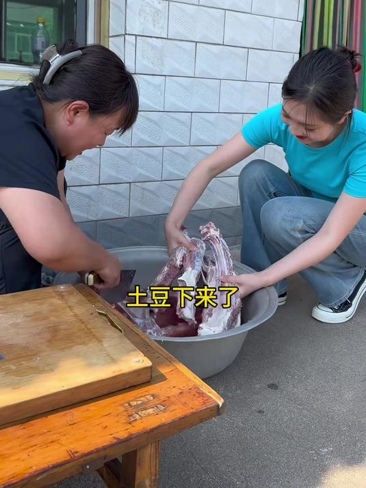 今天炖了一锅牛排骨土豆