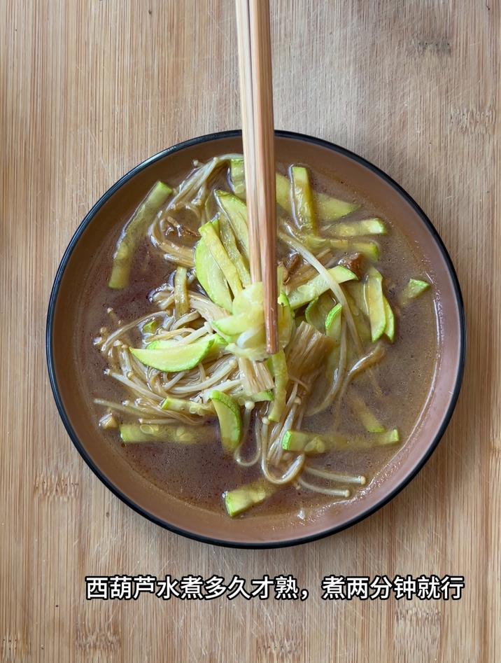 西葫芦水煮多久才熟，煮两分钟就行