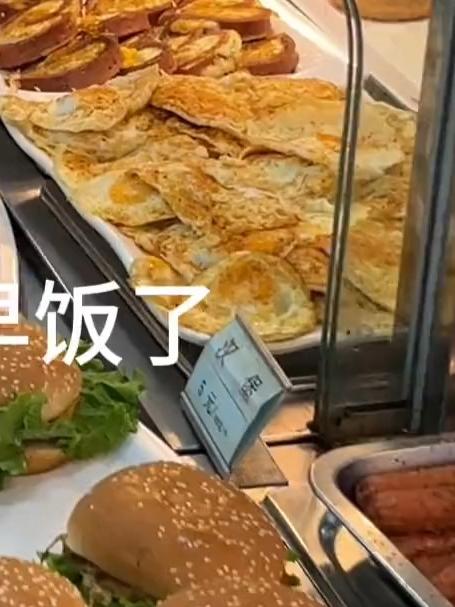今天来吃四食堂早餐，奥利奥奶油小蛋糕