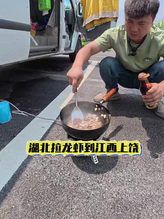 面包车拉货纪录片 在湖北省武穴市趴窝一天这边都是拉小龙虾的单