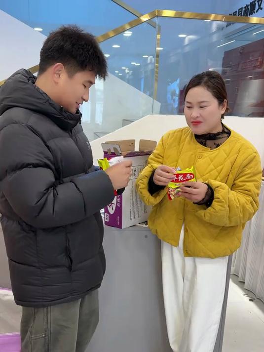 娘家侄子在俺这 的买点吃的 华龙方便面无论干吃还是泡着吃都好吃