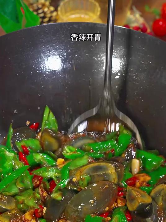 青椒炒皮蛋,香辣开胃太下饭了