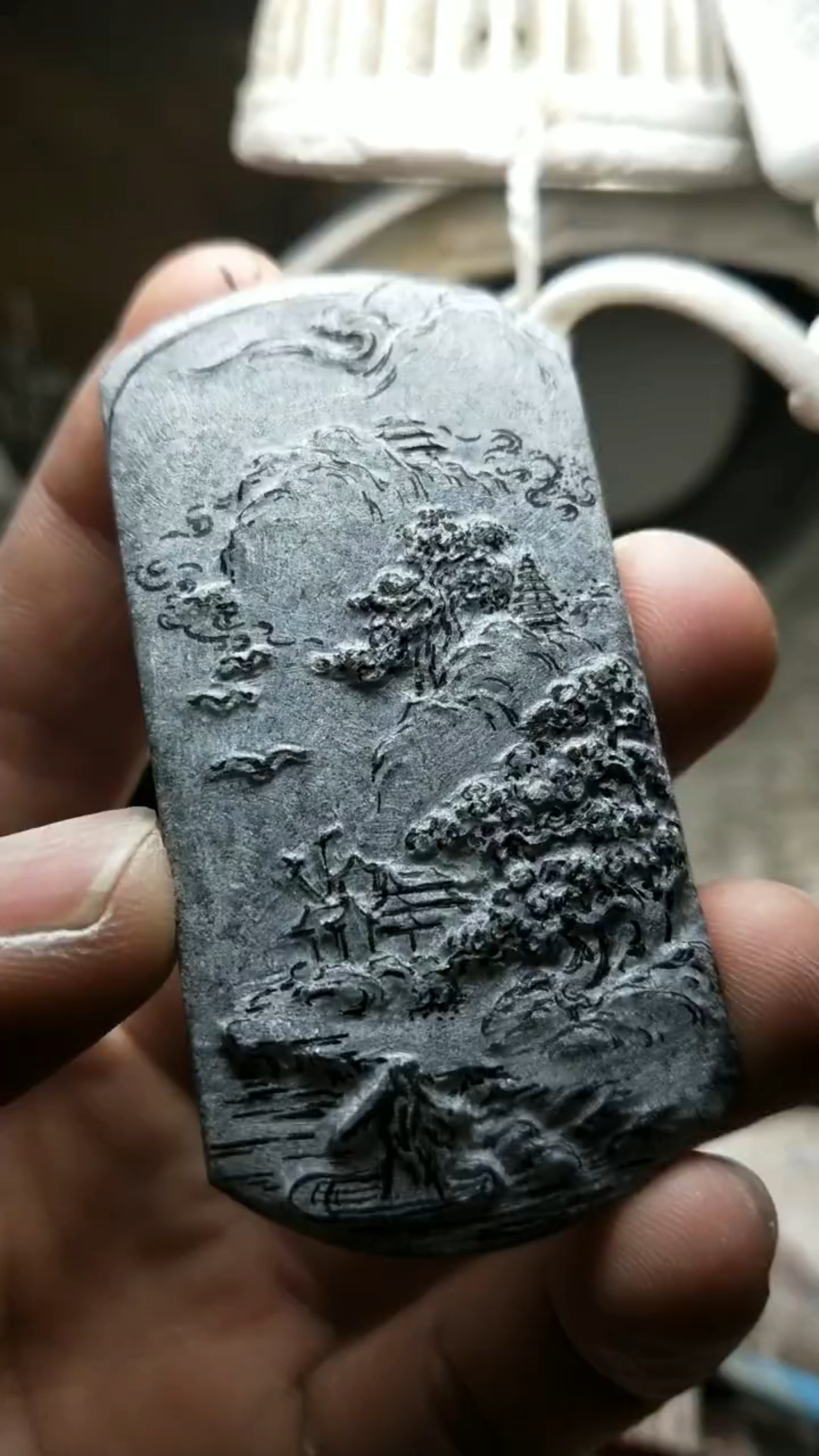 冰乌鸡山水牌,立于胸间的骄傲,守于心间的安宁。