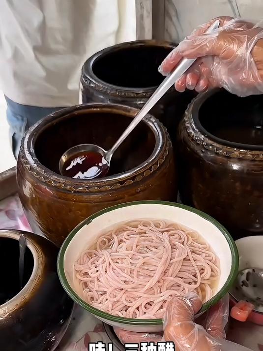 云南腾冲特色火烧肉米线，用松木明火烤，巨香～