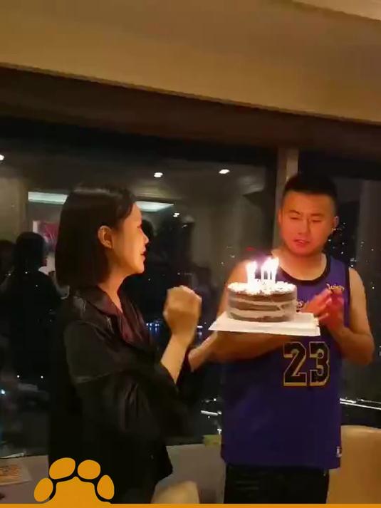 男子生日捧着蛋糕吹蜡烛,结果连续几次都没吹灭