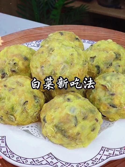 你可要看好喽,把白菜和木耳上锅蒸一蒸,出锅以后就是这个白菜木耳最有营养最好吃的新做法