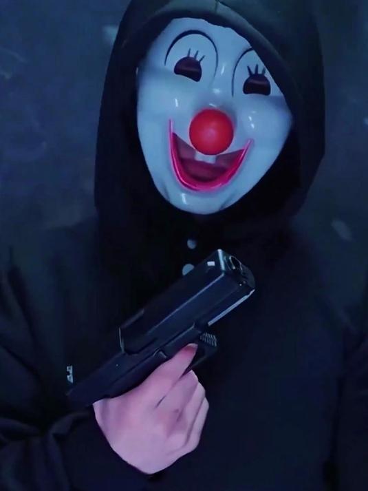 小伙生日当天陷入死循环，每次切蛋糕时就会有小丑暗杀