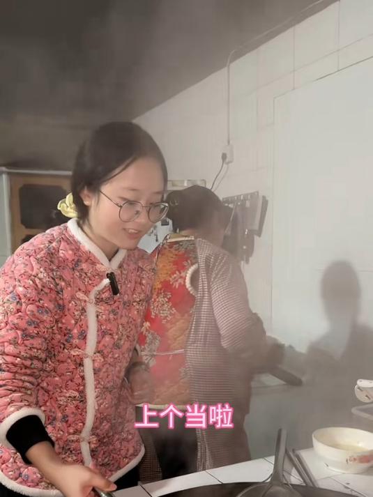 忘记包饺子是不用发面的了,还好我给自己摊了蛋皮,太聪明了