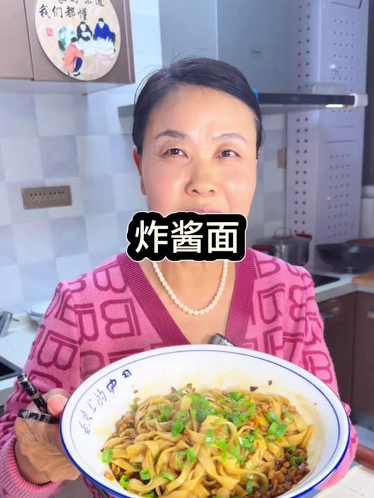 家庭版炸酱面来了,料足味美实在的很