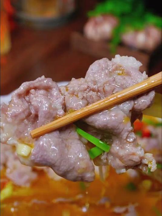 我认为这是水煮肉片，最好吃的做法