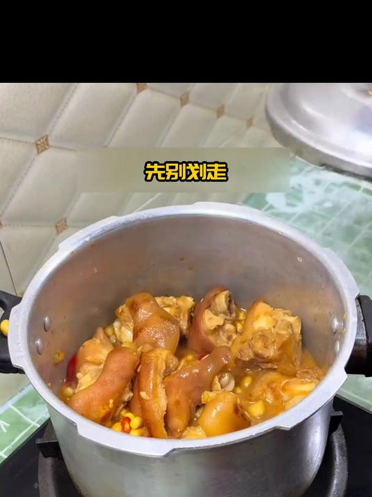 冬至就盼这顿饭,花生黄豆炖猪蹄,暖得浑身带劲