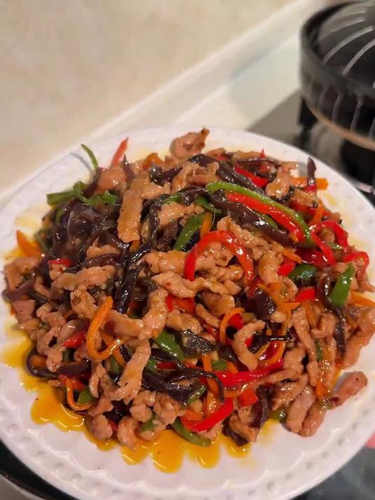 孩子说想吃鱼香肉丝拌饭，这个比较简单