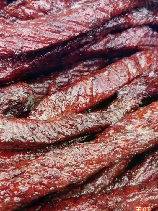 传统工艺秘制牛肉干,咸香交织满满肉香,一口入魂!