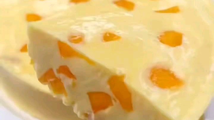 #自制美食# 推荐一款《芒果慕斯蛋糕》做法,特简单,口感细腻爽滑,超满足。