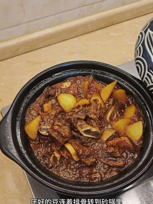 牛排骨炖土豆,酱香浓郁,肉质软烂,拌着米饭真是香迷糊了