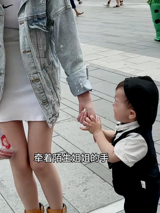 第一次偶遇网红蛙，最尴尬的不是吓哭了，而是慌乱中认错了妈妈