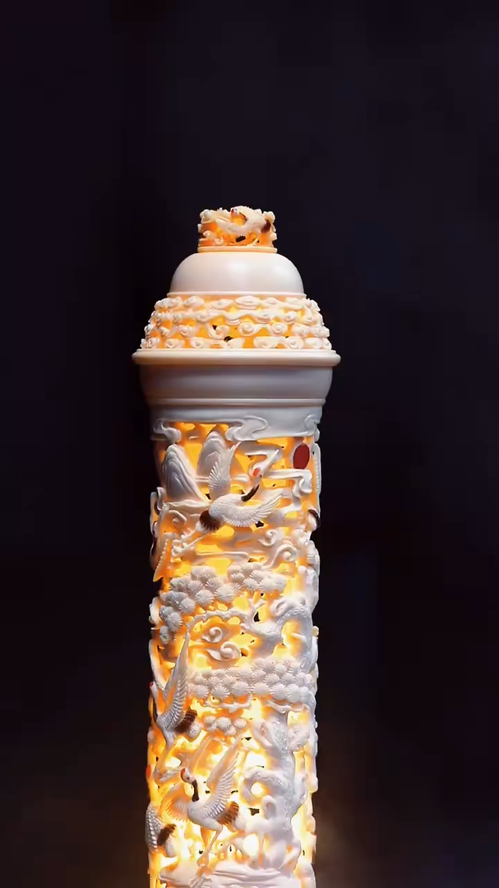 香炉“仙鹤”象征吉祥长寿,富运长久,洁白的一身体现着白鹤的纯真之雅,也代表着吉祥