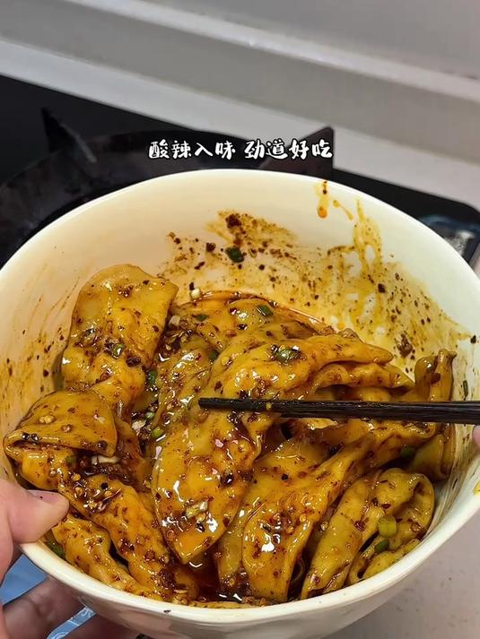 虾滑搭上饺子皮再凉拌一下,酸辣入味