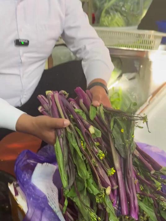 红菜苔炒腊肉，香到邻居来敲门！