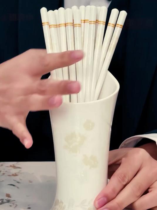 夹菜总滑落超尴尬?仿生章鱼吸盘纹,光滑丸子也能稳稳夹住!