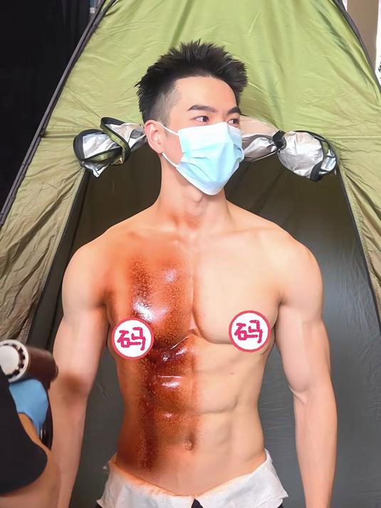 健美肌肉男身上的颜色，居然是这样喷上去的，烤焦的芝士奶酪蛋糕