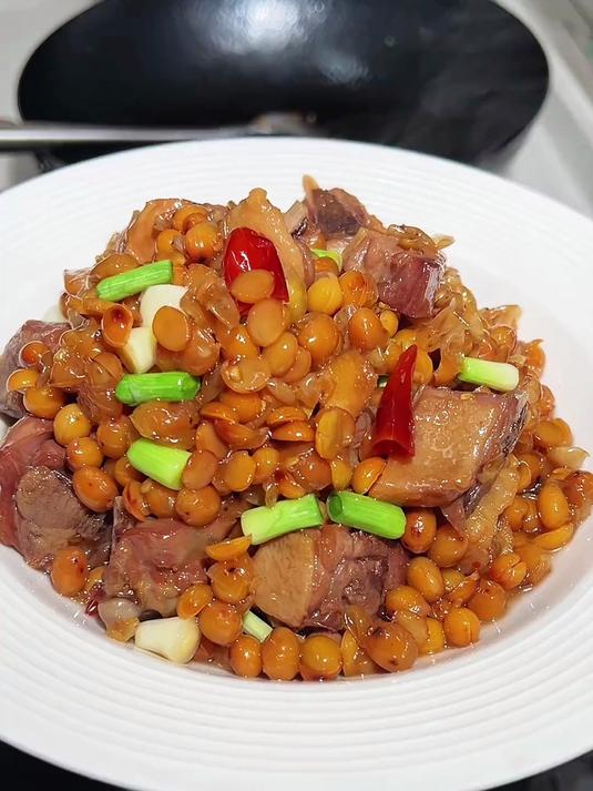 咸香下饭的咸鸭腿焖黄豆吃不吃
