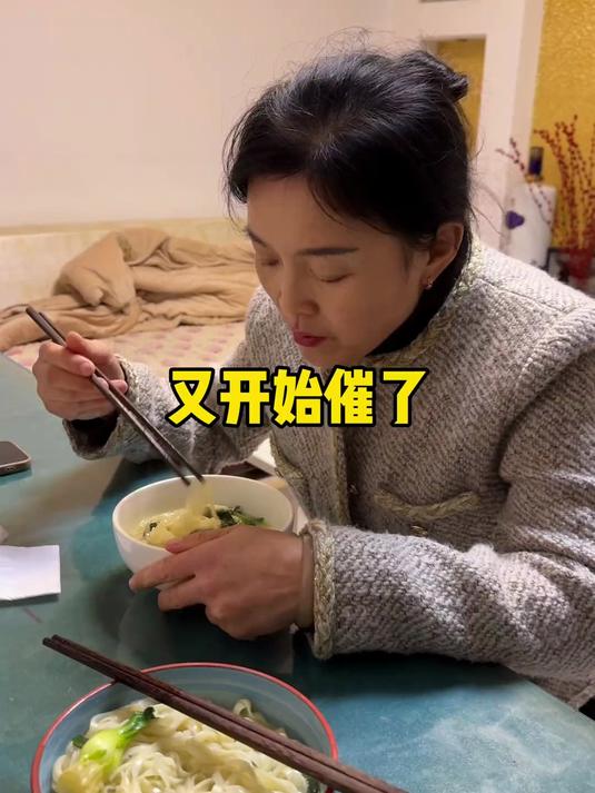 #热爆趣创赛# 人家都是斩点猪头肉 搞点猪肉汤扫扫 我只配青菜下面条？