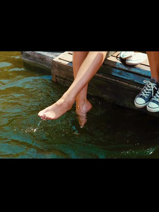 城市小湖惊险恐怖食人鱼,两个女孩遭到袭击!电影:食人鱼3D