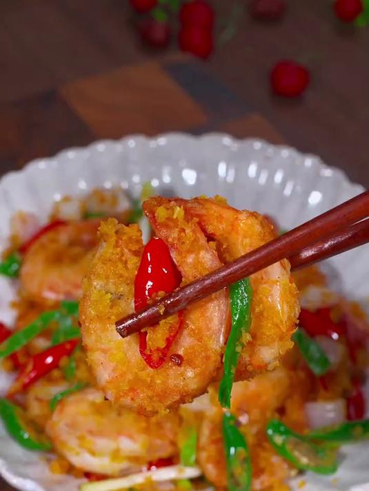 以后你要是想吃避风塘大虾了，你就像我这样做，做法简单