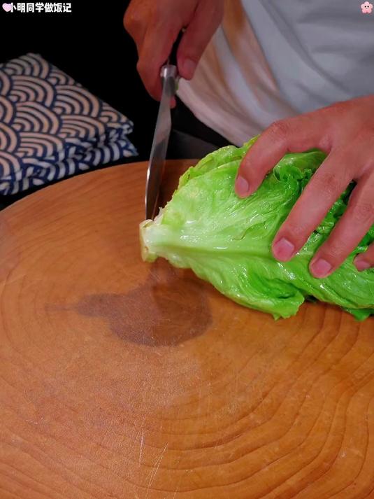广东有前人喜欢吃的一道蔬菜，就是这个白灼生菜，清脆爽口又简单