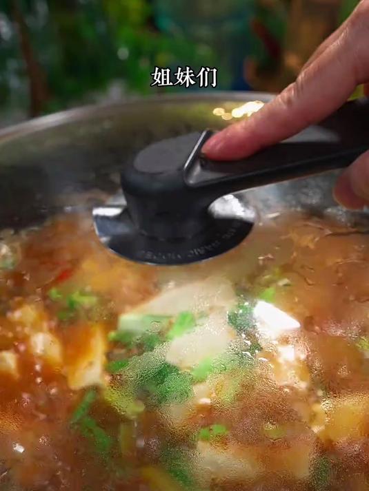 这个黄骨鱼烧豆腐汤，紫苏味浓郁，鲜香嫩滑