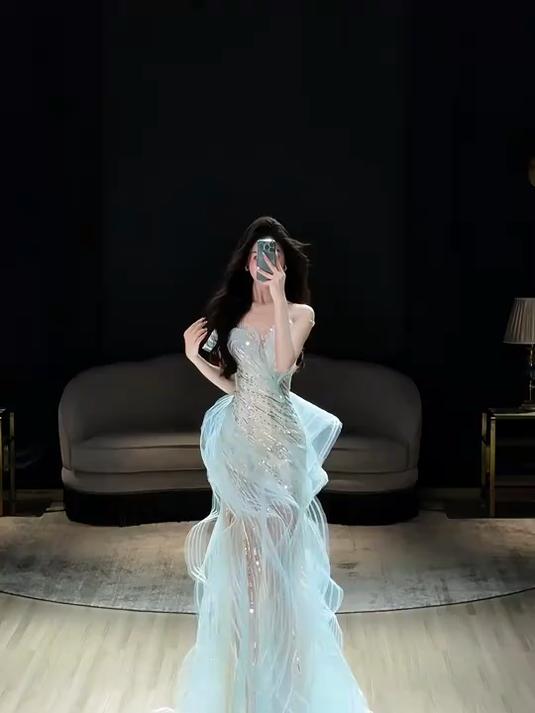 渐变蓝婚纱把 “海浪裙摆” 焊身上了,这是行走的月光人鱼公主吧