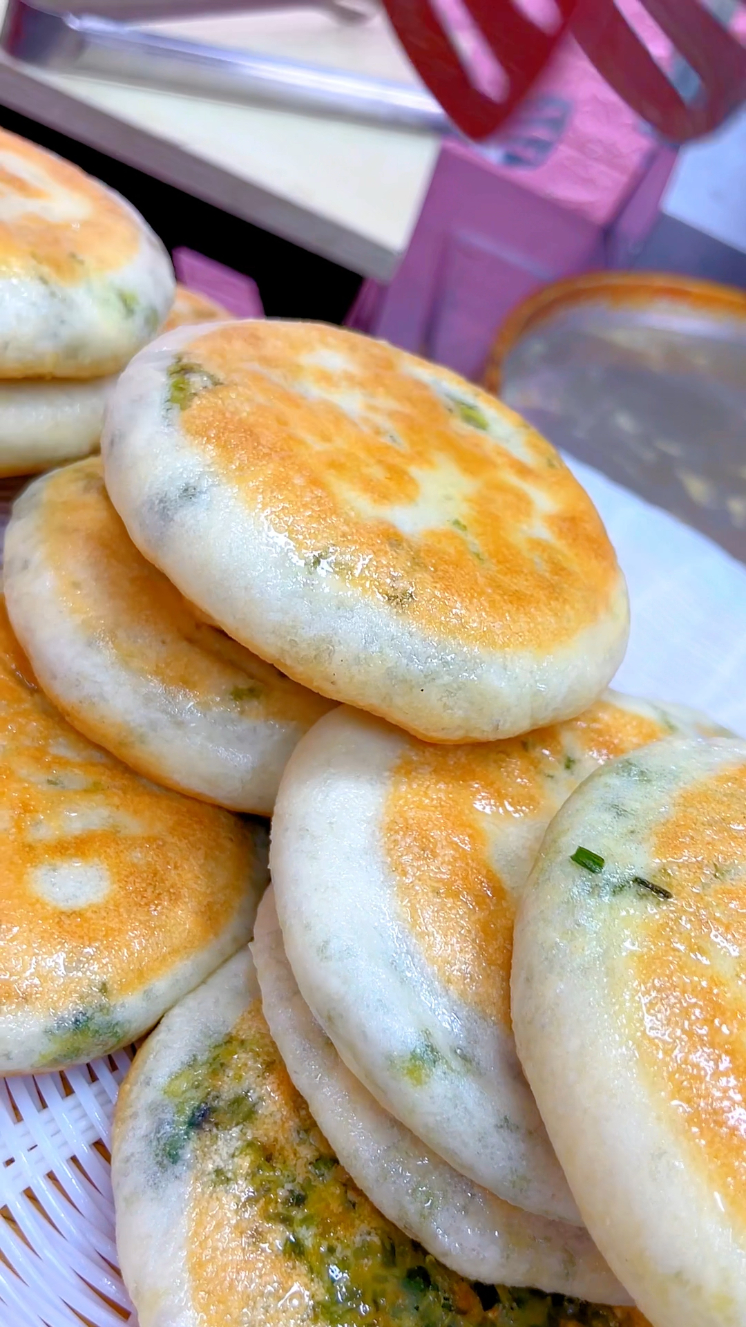 韭菜鸡蛋馅饼,不用起早贪黑也不需要提前发酵,操作简单一个人摆摊就能做