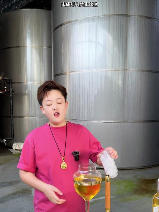 这个夏天冰箱里都换成我们家的 白葡萄酒 吧~好喝还不贵