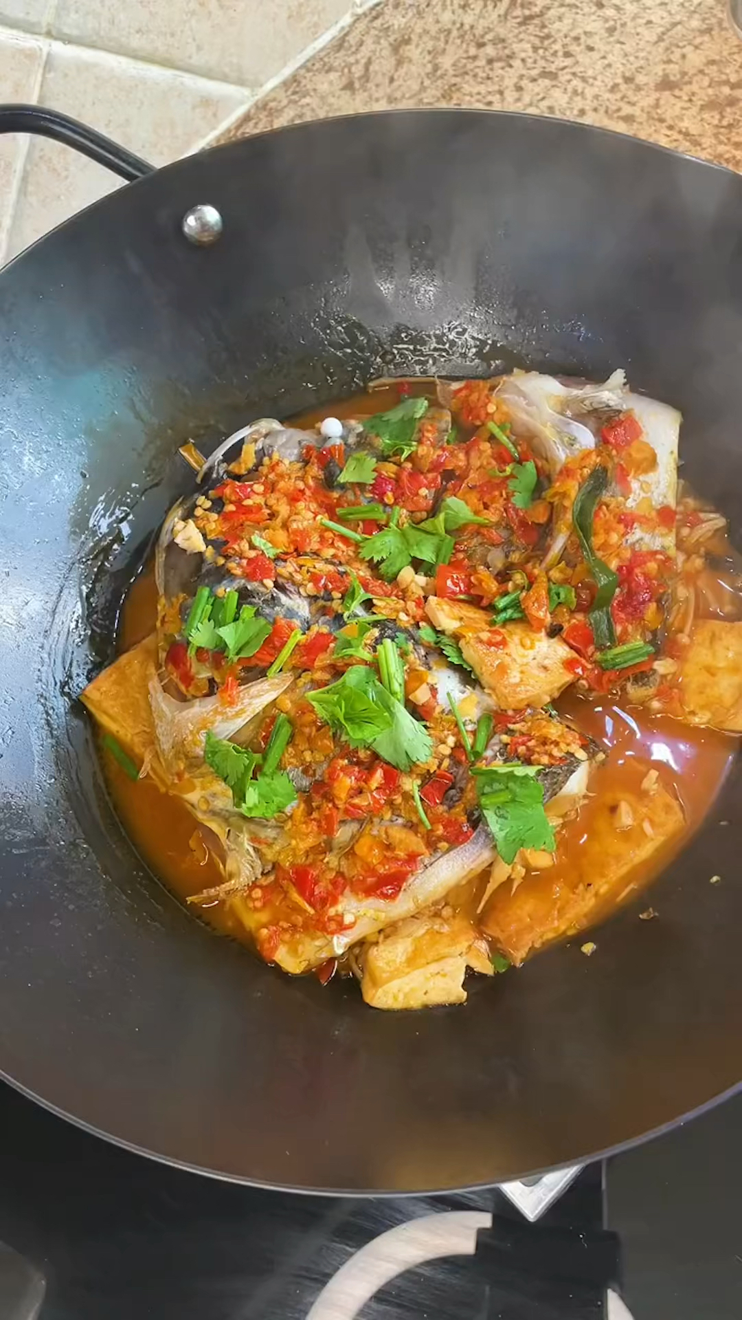 剁椒鱼头还在蒸着吃吗?这款烧法简单好吃
