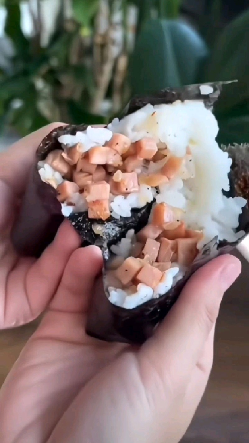 原来便利店的三角饭团都是这么包的啊!