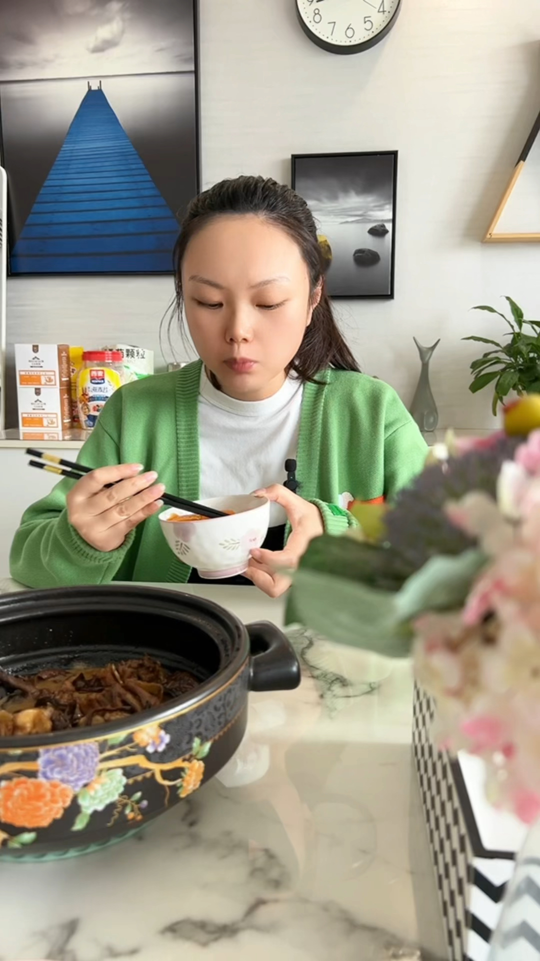 东北菜小鸡炖蘑菇,才发现不放辣椒的菜也这么香。