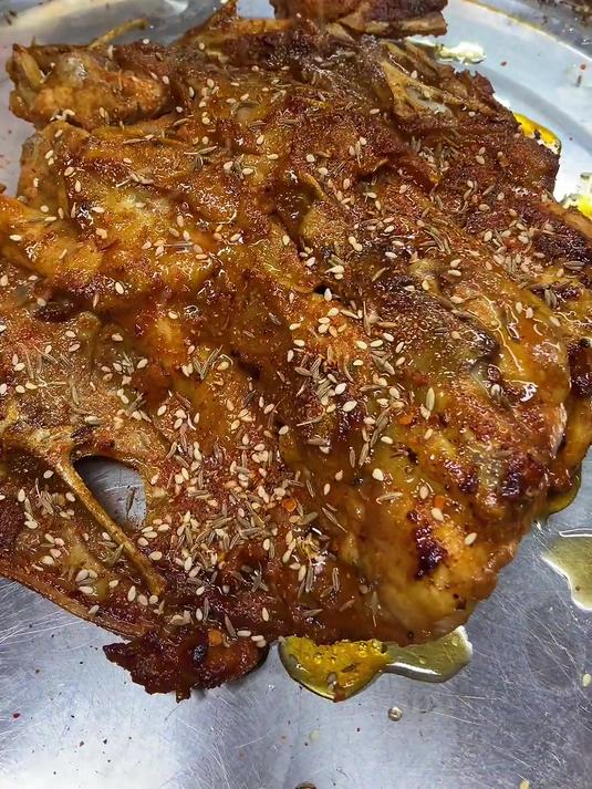 特色铁板鸡架,外酥里嫩,金黄酥脆,连骨头都是酥的,童年的味道