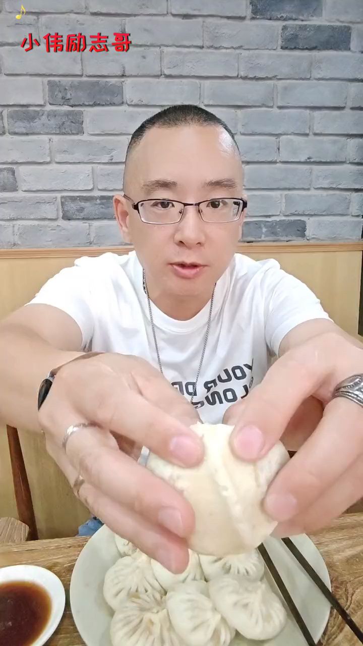 非物质文化遗产传承人一津门张记包子,包子有肉不在褶有,真是十八个褶。