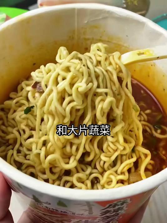 统一桶装泡面,料包丰富,面饼筋道,好吃到一口接一口