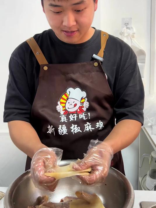 整只椒麻鸡切盘！皮 Q 肉紧不塞牙，微麻不烧喉