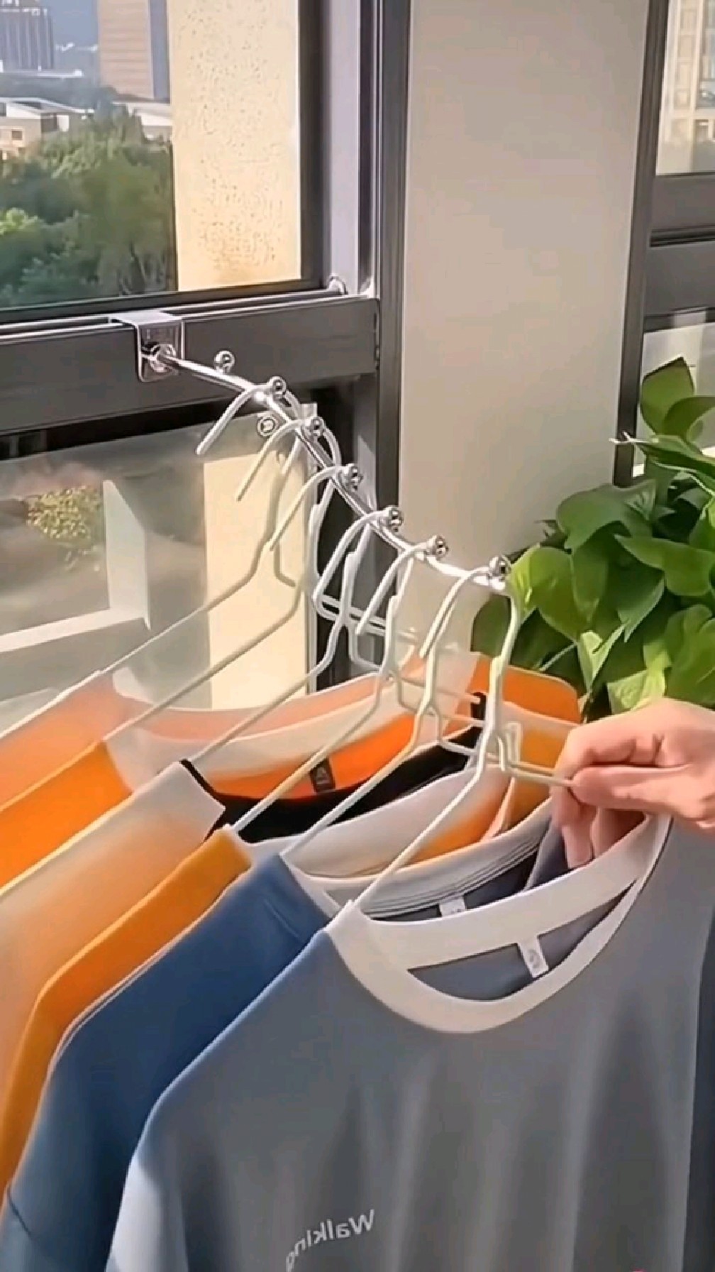 窗户,防盗网上安装这个“晾衣架挂钩,免打孔,挂上去就能用,晾腊肉,衣服,贼拉方便