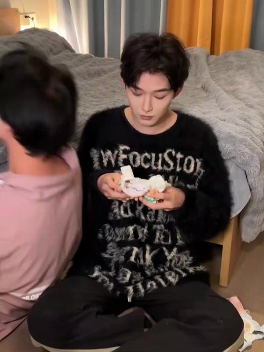 不止于穿搭的变换,男生变装是对多元审美的温柔反抗