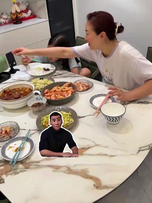 又是一顿美味而又吵闹的晚餐