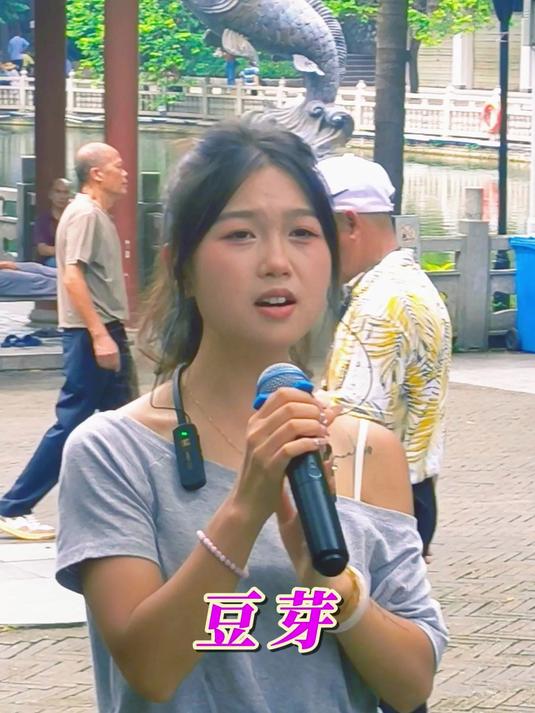 豆芽妹赶场遇到有情郎