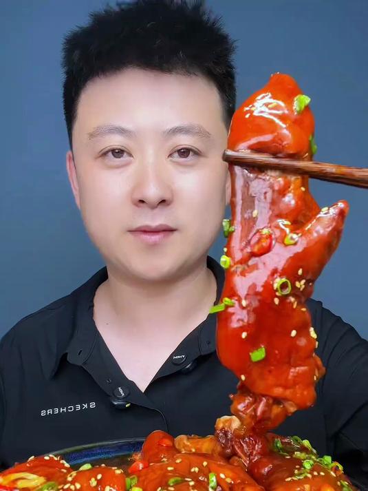 今天吃猪蹄配火鸡面